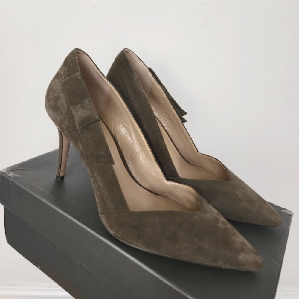 Ann Taylor "Kayla" camo green suede side bow pump